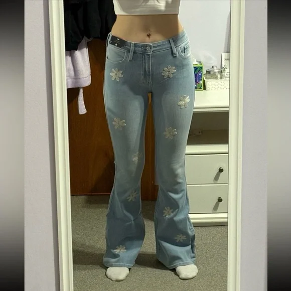 Hollister High-Rise Embroidered Floral Vintage Flare Jeans - Picture 9 of 10